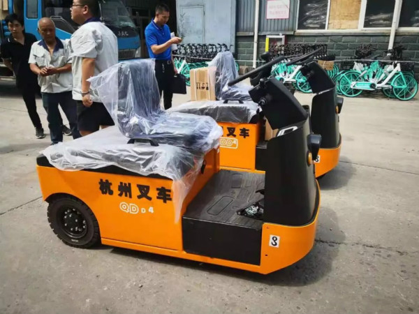 電動(dòng)牽引車(chē)