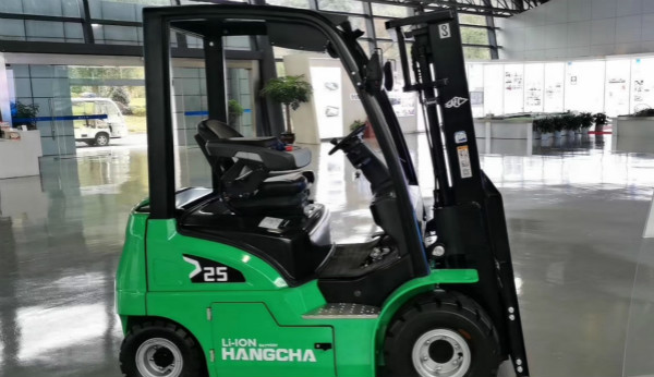 電動叉車買鋰電的還是鉛酸的？當(dāng)然是鋰電的！